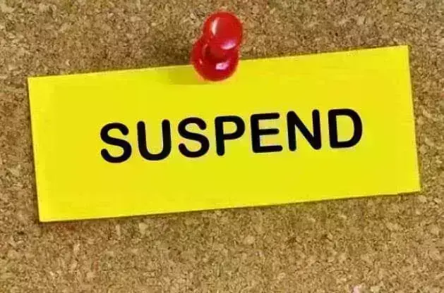 शिक्षिका पर गिरी निलंबन की गाज तो शिक्षिका से लिपटकर रोये छात्र-छत्राएं, यह नजारा देख ग्रमीणों मे माहौल गमगीन हो गया शिक्षिका पर गिरी निलंबन की गाज तो शिक्षिका से लिपटकर रोये छात्र-छत्राएं, यह नजारा देख ग्रमीणों मे माहौल गमगीन हो गया