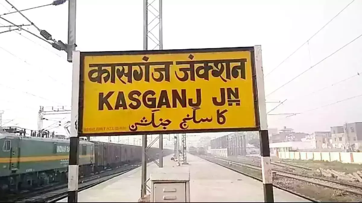 कासगंज, पत्नी से नाराज होकर टावर पर चढ़ा शराबी युवक, कासगंज, पत्नी से नाराज होकर टावर पर चढ़ा शराबी युवक,