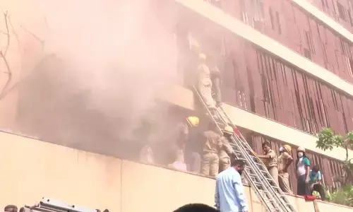 लखनऊ : हजरतगंज में होटल में लगी भीषण आग, दो लोगों की मौत, कई की हालत गंभीर, धुएं के बीच कई अभी भी फंसे लखनऊ : हजरतगंज में होटल में लगी भीषण आग, दो लोगों की मौत, कई की हालत गंभीर, धुएं के बीच कई अभी भी फंसे