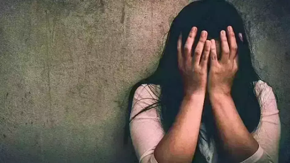 फर्जी विवाह प्रमाणपत्र बनाकर युवती से दुष्कर्म और ब्लैकमेल के आरोप मे फरार चल रहे आरोपी को पुलिस ने धर दबोचा फर्जी विवाह प्रमाणपत्र बनाकर युवती से दुष्कर्म और ब्लैकमेल के आरोप मे फरार चल रहे आरोपी को पुलिस ने धर दबोचा