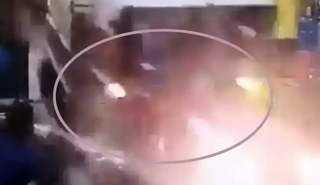 आगरा मे  बेखौफ खनन माफियाओं ने टोल प्लाजा का बैरियर तोडा सीसीटीवी मे कैद हुई वारदात