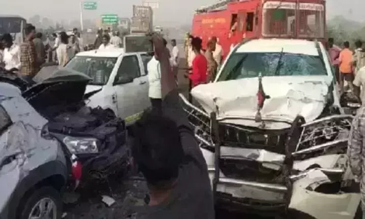 नोएडा एक्सप्रेसवे पर सडक हादसा, 4 गाडियां आपस मे टकराई, हादसे का कारण स्पष्ट नही, यातायात पुलिस मौके पर मौजूद नोएडा एक्सप्रेसवे पर सडक हादसा, 4 गाडियां आपस मे टकराई, हादसे का कारण स्पष्ट नही, यातायात पुलिस मौके पर मौजूद