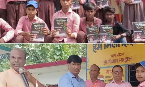 अपने स्वयं के पैसों से विद्यार्थियों में निःशुल्क पुस्तक वितरण करते हैं अनुदेशक विक्रम सिंह