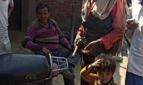 कासगंज देशी तमंचों के साथ दबंग युवको के फोटो हुए वायरल, कासगंज देशी तमंचों के साथ दबंग युवको के फोटो हुए वायरल,