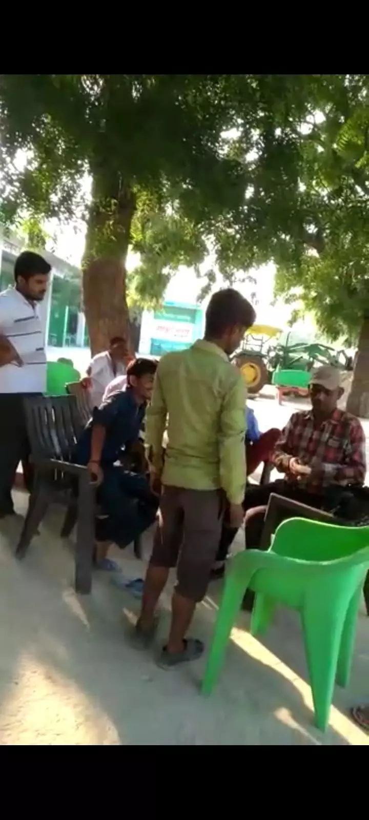 किसान से रिश्वत लेते दिख रहा लेखपाल धर्मेंद्र वीडियो सोशल मीडिया पर वायरल किसान से रिश्वत लेते दिख रहा लेखपाल धर्मेंद्र वीडियो सोशल मीडिया पर वायरल