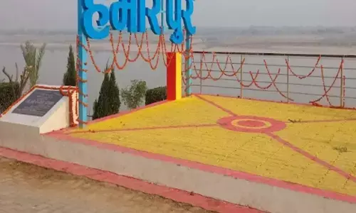 हमीरपुर में रुपए न देने पर एम्बुलेंस चालक ने प्रसव को जा रही महिला को बीच जंगल में छोड़ा। हमीरपुर में रुपए न देने पर एम्बुलेंस चालक ने प्रसव को जा रही महिला को बीच जंगल में छोड़ा।