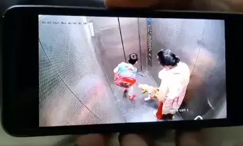 गाजियाबाद में लिफ्ट में बच्चे को कुत्ते ने काटा, खड़ी देखते रही मालकिन, अब दर्ज हुई एफआईआर गाजियाबाद में लिफ्ट में बच्चे को कुत्ते ने काटा, खड़ी देखते रही मालकिन, अब दर्ज हुई एफआईआर