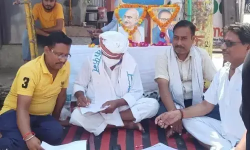 औरैया गले मे कफ़न डाल कर आमरण अनशन पर बैठे सामाजिक कार्यकर्ता