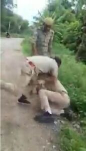 बीच सडक पर शराब के नशे में धुत सिपाही और होमगार्ड की बीच सडक पर जूतम जूता