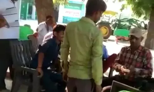 किसान से रिश्वत लेते दिख रहा लेखपाल धर्मेंद्र वीडियो सोशल मीडिया पर वायरल किसान से रिश्वत लेते दिख रहा लेखपाल धर्मेंद्र वीडियो सोशल मीडिया पर वायरल