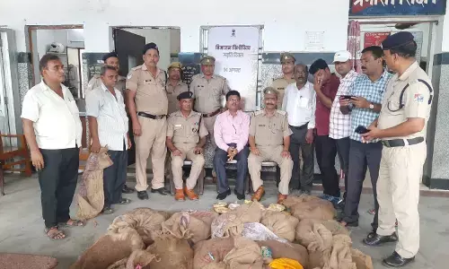 देवरिया जिले के देवरिया सदर रेलवे स्टेशन पर 27 बोरी में 520 कछुए किए गए बरामद बाजार में लगभग कीमत ₹500000 बताई जा रही है सभी आरोपी फरार