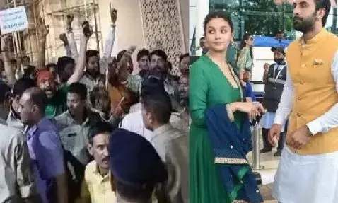 ब्रह्मास्त्र के प्रमोशन करने उज्जैन पहुंचे रणबीर कपूर और आलिया भट्ट, जबरदस्त विरोध के बाद महाकाल के बिना दर्शन किए लौटे ब्रह्मास्त्र के प्रमोशन करने उज्जैन पहुंचे रणबीर कपूर और आलिया भट्ट, जबरदस्त विरोध के बाद महाकाल के बिना दर्शन किए लौटे