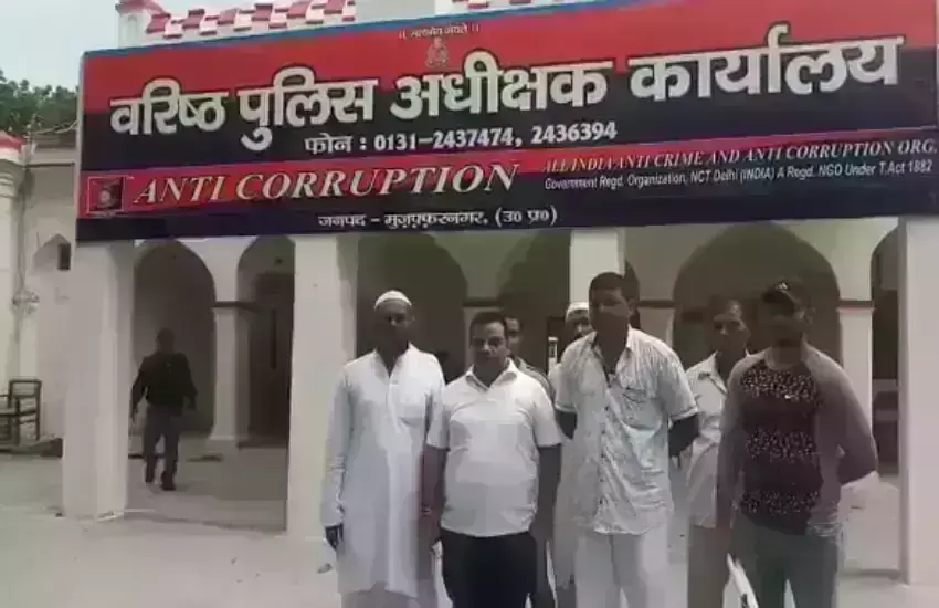 मुजफ्फरनगर पुलिस ने थाने के अंदर हिस्ट्रीशीटर बदमाशों की लगाई क्लास वीडियो सोशलमीडिया पर हो रहा वायरल मुजफ्फरनगर पुलिस ने थाने के अंदर हिस्ट्रीशीटर बदमाशों की लगाई क्लास वीडियो सोशलमीडिया पर हो रहा वायरल