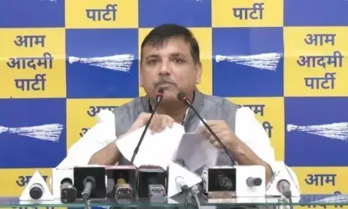 AAP सांसद संजय सिंह ने प्रेस कॉन्फ्रेंस में फाड़ डाला LG का मानहानि का नोटिस, कह दी ये बात AAP सांसद संजय सिंह ने प्रेस कॉन्फ्रेंस में फाड़ डाला LG का मानहानि का नोटिस, कह दी ये बात