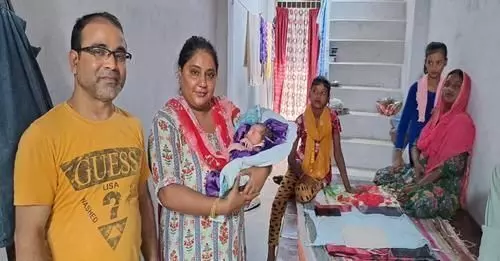 शाहजहांपुर में सातवीं बिटियां पैदा होने पर दंपती ने उठाया चौंकाने वाला कदम, मुस्लिम परिवार को दे दी बेटी शाहजहांपुर में सातवीं बिटियां पैदा होने पर दंपती ने उठाया चौंकाने वाला कदम, मुस्लिम परिवार को दे दी बेटी