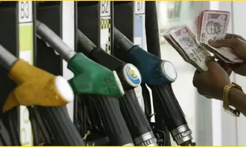 Petrol Diesel Price: जानिए पेट्रोल-डीजल के रेट में आज क्या हुआ बदलाव? ऐसे चेक करें नए रेट Petrol Diesel Price: जानिए पेट्रोल-डीजल के रेट में आज क्या हुआ बदलाव? ऐसे चेक करें नए रेट