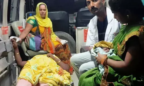 एंबुलेंस में गूंजी किलकारी खिल उठा परिवार का चेहरा