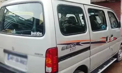 बच्चा चोर समझकर ईको कार सवार चार युवकों को पीटा, कार को पलटा बच्चा चोर समझकर ईको कार सवार चार युवकों को पीटा, कार को पलटा