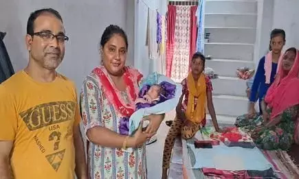 शाहजहांपुर में सातवीं बिटियां पैदा होने पर दंपती ने उठाया चौंकाने वाला कदम, मुस्लिम परिवार को दे दी बेटी शाहजहांपुर में सातवीं बिटियां पैदा होने पर दंपती ने उठाया चौंकाने वाला कदम, मुस्लिम परिवार को दे दी बेटी