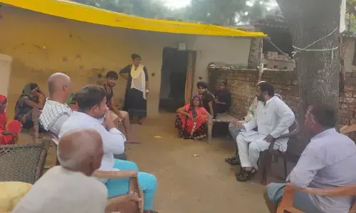 आज़मगढ़ में ट्रैक्टर पलटने से हुए हादसे में मृतक हरिलाल के परिजनों से मिले रिहाई मंच महासचिव राजीव यादव आज़मगढ़ में ट्रैक्टर पलटने से हुए हादसे में मृतक हरिलाल के परिजनों से मिले रिहाई मंच महासचिव राजीव यादव