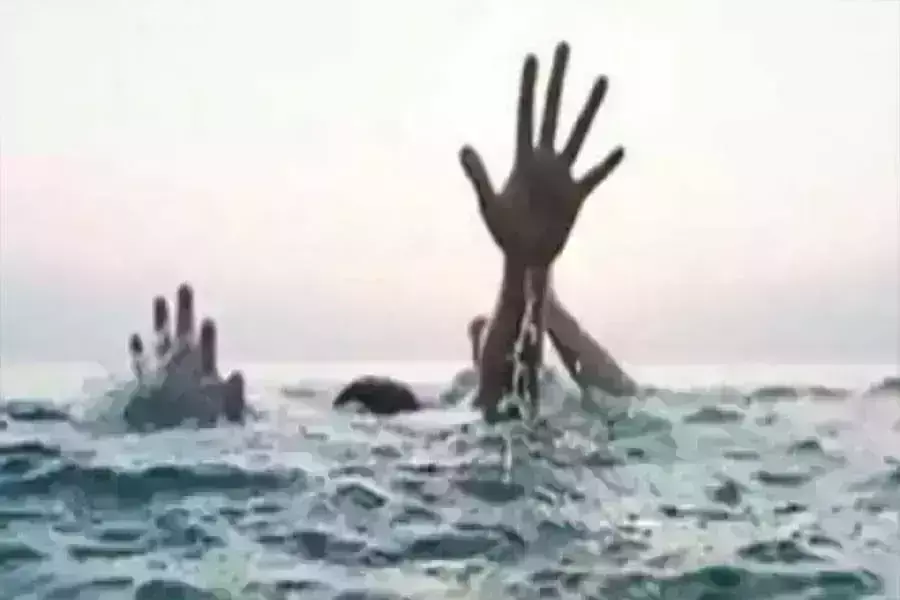 ससुरालियों से परेशान महिला अपने बच्चे को लेकर नदी मे कूदी,बहां पर मौजूद दोनो को मछुआरों ने बचाया ससुरालियों से परेशान महिला अपने बच्चे को लेकर नदी मे कूदी,बहां पर मौजूद दोनो को मछुआरों ने बचाया
