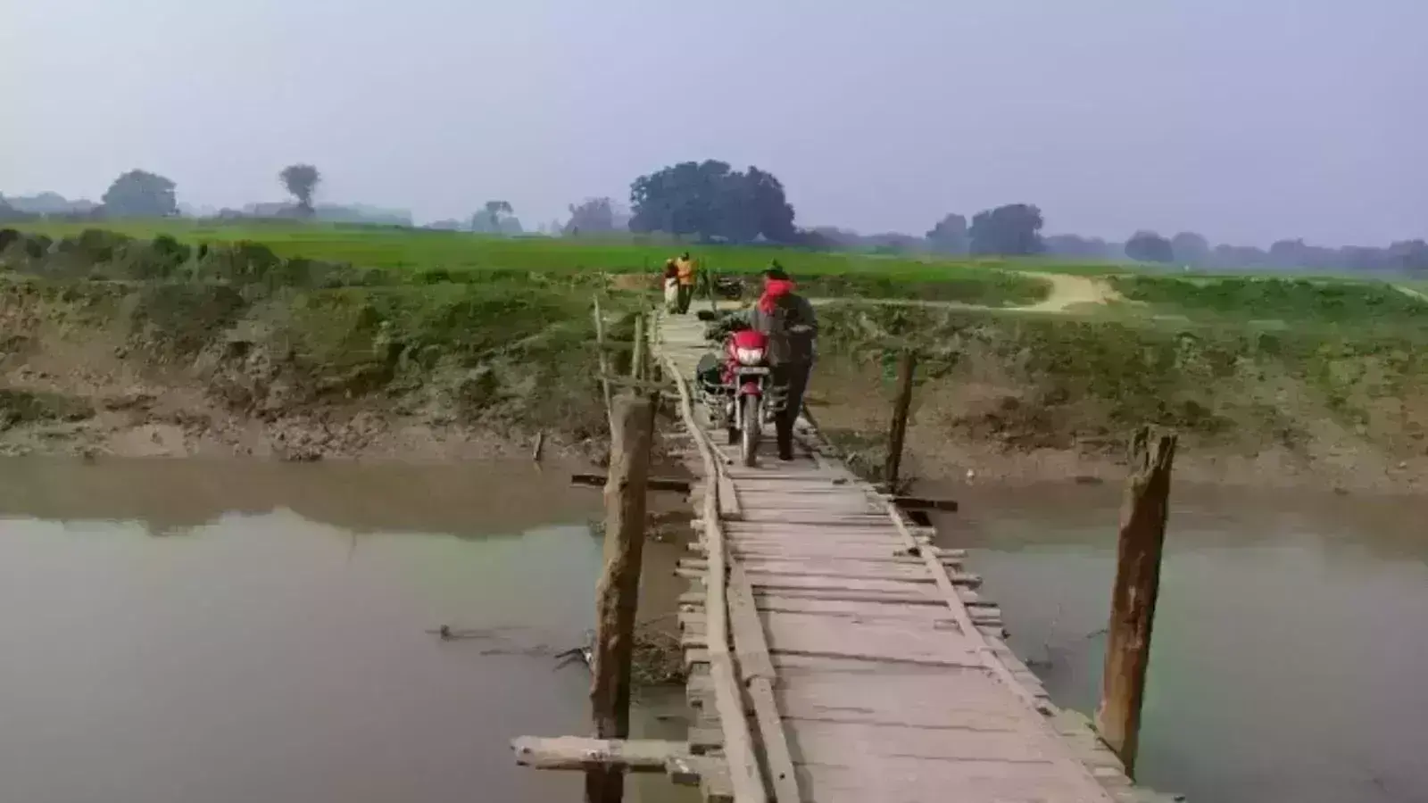 अम्बेडकरनगर तमसा नदी पर पुल न बनने का खामियाजा भुगत रहे ग्रामीण