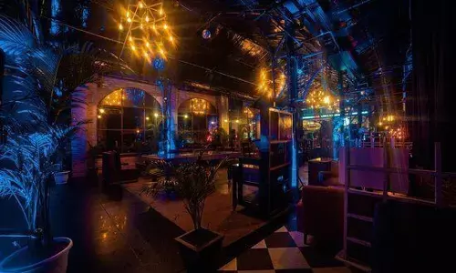 वाराणसी के सिगरा थाना क्षेत्र में बियर बार और रेस्टोरेंट के बाहर पथराव की पूरी घटना सीसीटीवी कैमरे में कैद