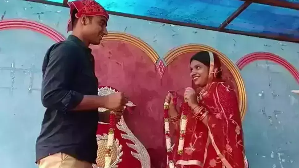 पुलिसकर्मी ने अपनी स्कूल लाइफ की प्रेमिका के साथ बिना गाजे बाजे और दान-दहेज के बीच रचाई शादी थानाध्यक्ष समेत कई पुलिसकर्मी बाराती के रुप में रहे मौजूद