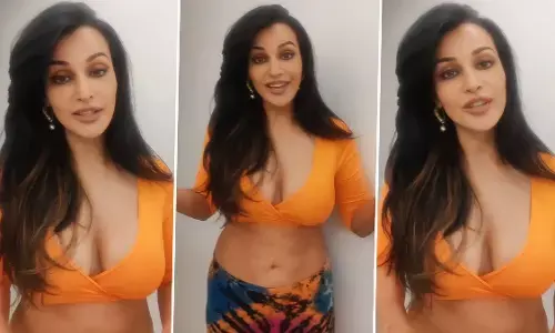 Flora Saini Sexy Video Photo: फ्लोरा सैनी ने बोल्ड वीडियो से ढाया कहर, हॉटनेस देखकर मचल गया फैंस का दिल Flora Saini Sexy Video Photo: फ्लोरा सैनी ने बोल्ड वीडियो से ढाया कहर, हॉटनेस देखकर मचल गया फैंस का दिल