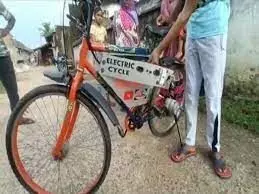 कासगंज जिले के छात्र ने बनाई स्वयं चार्ज होने वाली साइकिल कासगंज जिले के छात्र ने बनाई स्वयं चार्ज होने वाली साइकिल