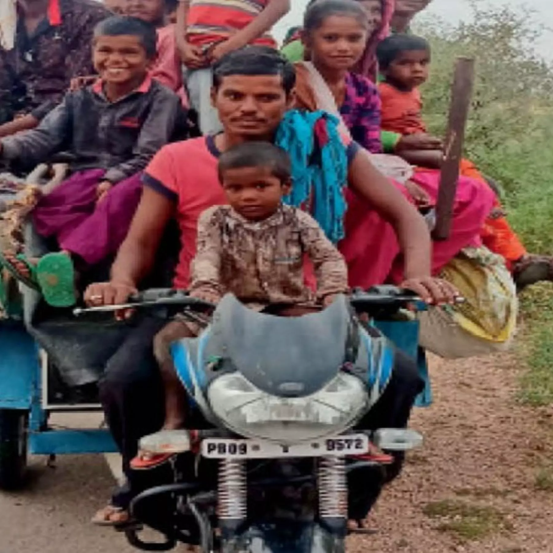 अपना एमपी गज्जब है... यहां मोटर साइकिल ट्रक से ज्यादा माल ढोती है..