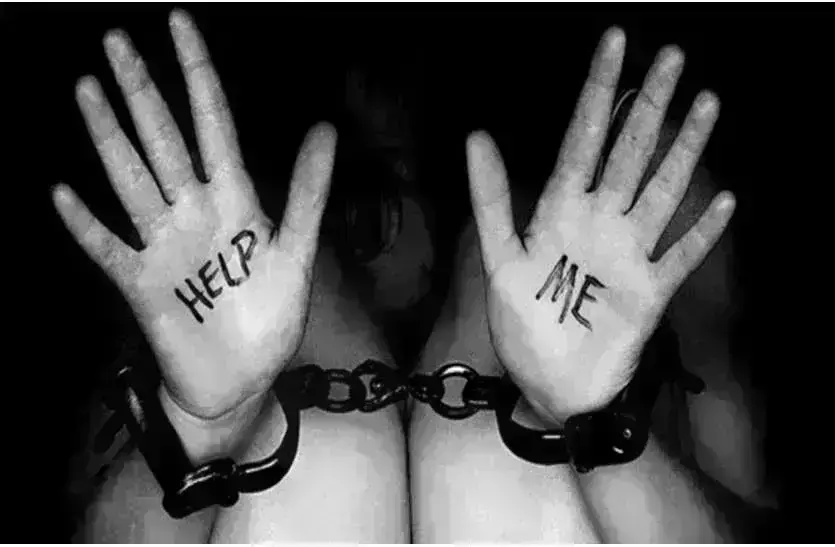 рдорд╛рдирд╡ рддрд╕реНрдХрд░реЛрдВ рд╕реЗ рдмрдЪрдХрд░ 2 рд╕рд╛рд▓ рдмрд╛рдж рдЕрдкрдиреЗ рдШрд░ рдХрдиреНрдиреМрдЬ рдкрд╣реБрдВрдЪреА рдкреАрдбрд╝рд┐рддрд╛  рдиреЗ рдорд╛рдирд╡ рддрд╕реНрдХрд░реЛ рдХрд╛ рдХрд┐рдпрд╛ рдЪреМрдХрд╛рдиреЗрдВ рдмрд╛рд▓рд╛ рдЦреБрд▓рд╛рд╕рд╛ рдорд╛рдирд╡ рддрд╕реНрдХрд░реЛрдВ рд╕реЗ рдмрдЪрдХрд░ 2 рд╕рд╛рд▓ рдмрд╛рдж рдЕрдкрдиреЗ рдШрд░ рдХрдиреНрдиреМрдЬ рдкрд╣реБрдВрдЪреА рдкреАрдбрд╝рд┐рддрд╛  рдиреЗ рдорд╛рдирд╡ рддрд╕реНрдХрд░реЛ рдХрд╛ рдХрд┐рдпрд╛ рдЪреМрдХрд╛рдиреЗрдВ рдмрд╛рд▓рд╛ рдЦреБрд▓рд╛рд╕рд╛