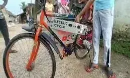 कासगंज जिले के छात्र ने बनाई स्वयं चार्ज होने वाली साइकिल कासगंज जिले के छात्र ने बनाई स्वयं चार्ज होने वाली साइकिल