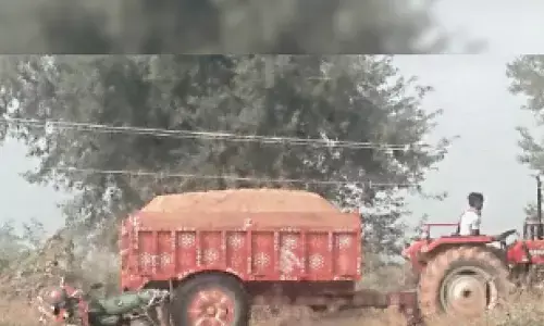 सीतापुर मे ओवरलोड बालू से लदी ट्राली पुल से नीचे गिरी सीतापुर मे ओवरलोड बालू से लदी ट्राली पुल से नीचे गिरी