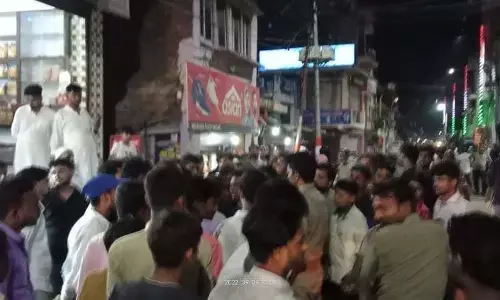 फ़ूड इंस्पेक्टर खा रहे मलाई,खुटार में बिक रही सड़ी मिठाई,विरोध पर ग्राहकों की हो रही पिटाई