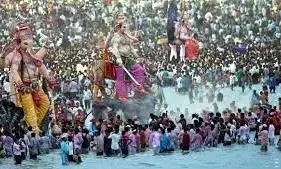 नम आंखों से दी बप्पा को अंतिम विदाई, भक्त बोले अगले बरस तू जल्दी आना नम आंखों से दी बप्पा को अंतिम विदाई, भक्त बोले अगले बरस तू जल्दी आना