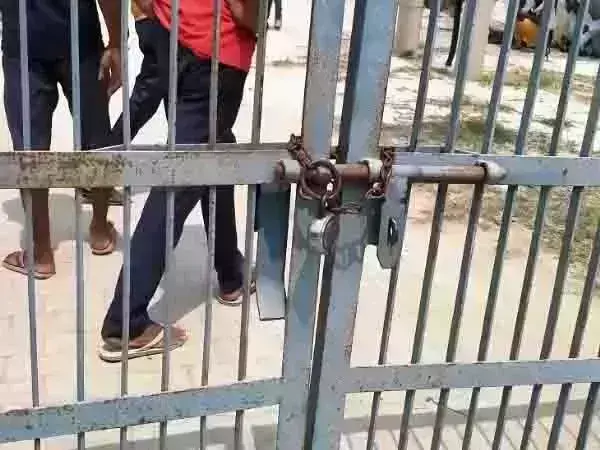 जेई ने महिला की छेडछाड ,पुलिसिया कार्यवाही न होने से नाराज ग्रमीणो बिजली घर मे जडा ताला जेई ने महिला की छेडछाड ,पुलिसिया कार्यवाही न होने से नाराज ग्रमीणो बिजली घर मे जडा ताला