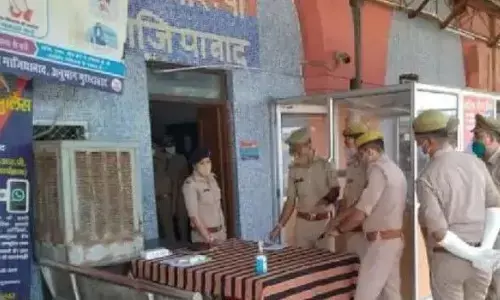 रेलगाड़ी से यात्रा कर रहे सिपाही से जैसे ही टीटी ने मांगा टिकट तो सिपाही ने कर दिया यह काम जानिए