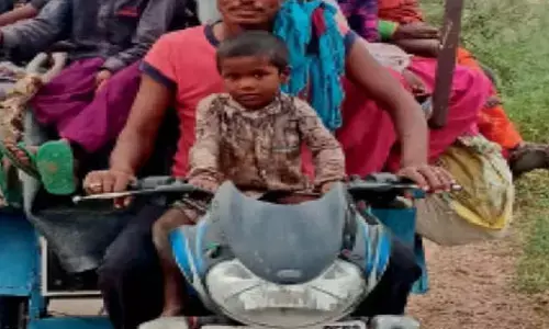 अपना एमपी गज्जब है... यहां मोटर साइकिल ट्रक से ज्यादा माल ढोती है.. अपना एमपी गज्जब है... यहां मोटर साइकिल ट्रक से ज्यादा माल ढोती है..