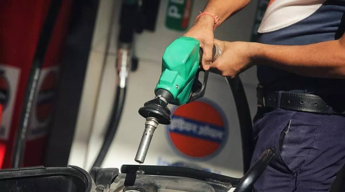 Petrol Diesel Price Today: आज के लिए पेट्रोल और डीजल का नया भाव जारी, जानें दिल्ली से मुंबई तक आज क्या है कीमत