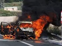 एटा में एक स्कॉर्पियो कार बनी आग का गोला, मचा हड़कंप, आग के शोलो में तब्दील हुई स्कॉर्पियो कार,