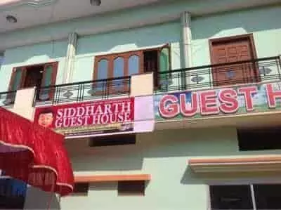 वाराणसी के सारनाथ स्थित होटल सिद्धार्थ में दर्जनों की संख्या बदमाशों ने होटल में घुसकर तोड़फोड़ सीसीटीवी कैमरे मे कैद हुई वारदात