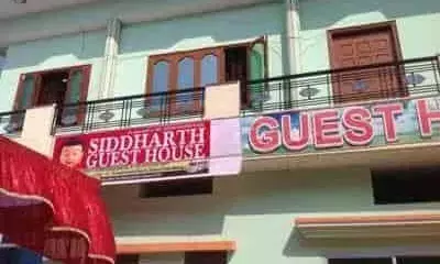 वाराणसी के सारनाथ स्थित होटल सिद्धार्थ में दर्जनों की संख्या बदमाशों ने होटल में घुसकर तोड़फोड़ सीसीटीवी कैमरे मे कैद हुई वारदात