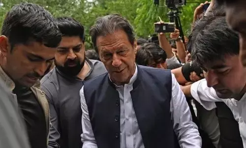 बाल-बाल बचे इमरान खान, करानी पड़ी इमर्जेंसी लैंडिंग!