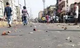 उज्जैन में गणेश विसर्जन जुलूस पर पथराव, जुलूस में शामिल 6 से अधिक लोग घायल, मूर्ति भी खंडित, घर की छत से ईंट और पत्थर बरसाने का वीडियो हुआ वायरल उज्जैन में गणेश विसर्जन जुलूस पर पथराव, जुलूस में शामिल 6 से अधिक लोग घायल, मूर्ति भी खंडित, घर की छत से ईंट और पत्थर बरसाने का वीडियो हुआ वायरल