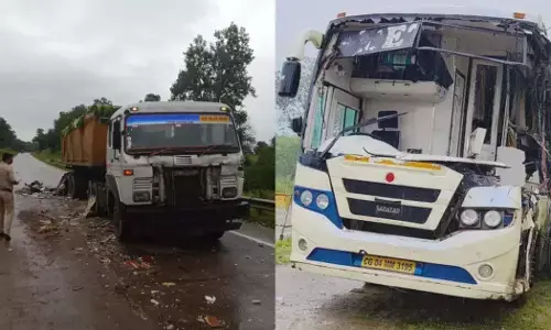 छत्तीसगढ़ में भीषण सड़क हादसा, बस ने ट्रेलर को मारी टक्कर, 7 लोगों की मौत, तीन घायल छत्तीसगढ़ में भीषण सड़क हादसा, बस ने ट्रेलर को मारी टक्कर, 7 लोगों की मौत, तीन घायल