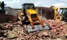 अमेठी के अबैध मदरसे पर बुलडोजर चलाकर किया ध्वस्त