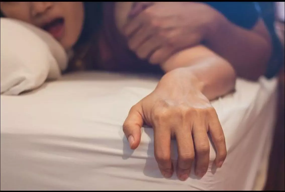 Collapsed Doggy Sex Position: कोलैप्स डॉगी सेक्स पोजीशन एक्स्ट्रा प्लेजर और क्लिटोरल उत्तेजना देती है Collapsed Doggy Sex Position: कोलैप्स डॉगी सेक्स पोजीशन एक्स्ट्रा प्लेजर और क्लिटोरल उत्तेजना देती है