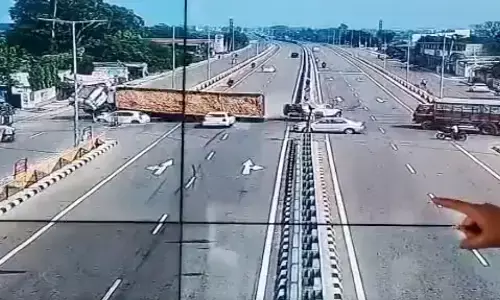 पंजाब में बड़ा हादसा : नवांशहर में दो कारों पर पलटा ट्रक, एक ही परिवार के तीन लोगों की मौत, देखिए- रौंगटे खड़े करने वाला CCTV पंजाब में बड़ा हादसा : नवांशहर में दो कारों पर पलटा ट्रक, एक ही परिवार के तीन लोगों की मौत, देखिए- रौंगटे खड़े करने वाला CCTV