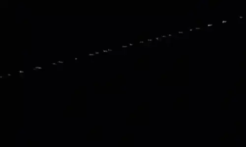 यूपी के कई शहरों में आसमान में दिखी रोशनी की कतार, लोग बोले- UFO, आखिर क्या है सच? यूपी के कई शहरों में आसमान में दिखी रोशनी की कतार, लोग बोले- UFO, आखिर क्या है सच?